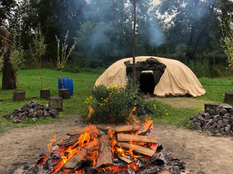 Vrouwen zweethut ceremonie sacred ground community  - Zweethut