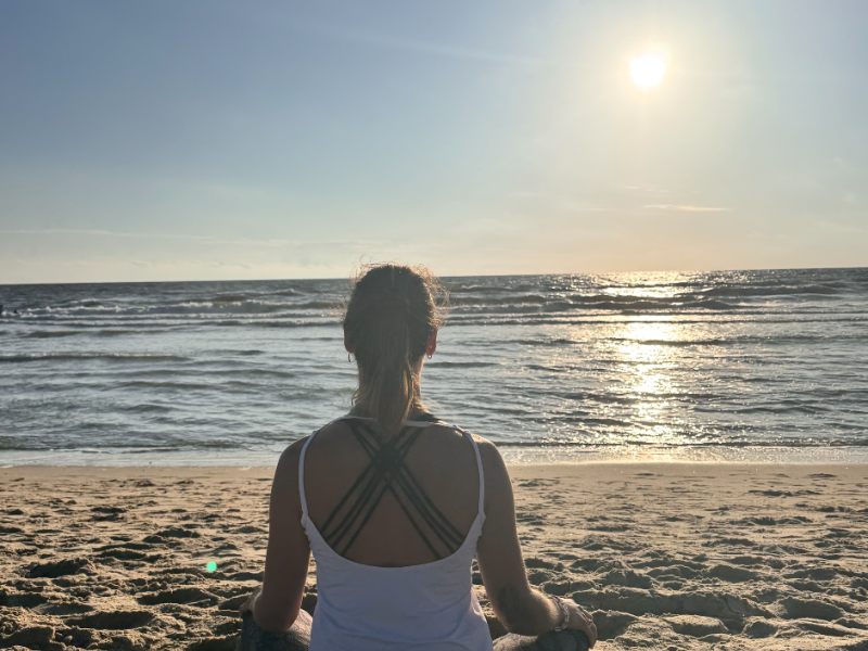 Strandyoga met Nikita