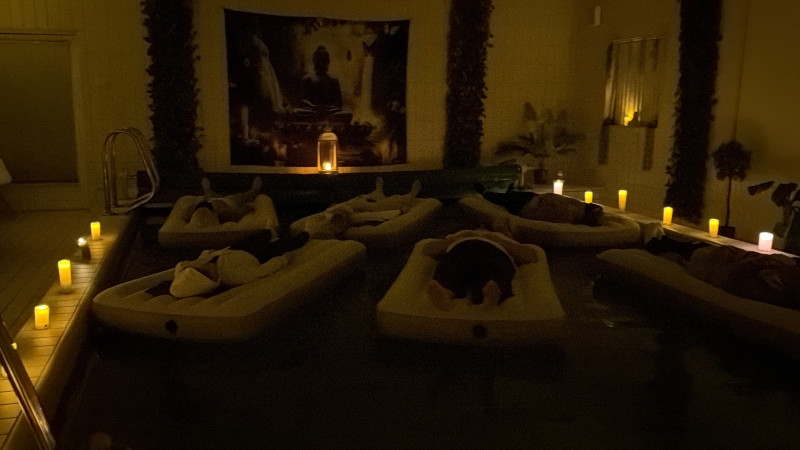 Soundbath, in een kleinschalige setting, een bijzondere klankreis.