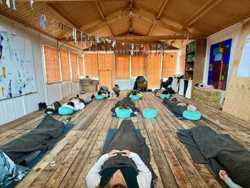 Reconnection Journey in Houten Hut op t Noorderstrand van Scheveningen