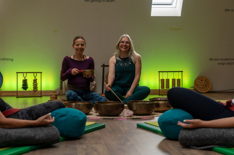 Restorative yoga gedragen door klank