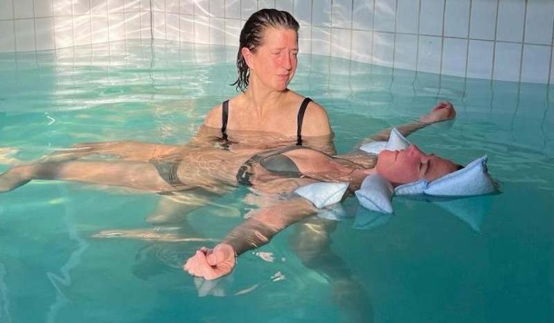 Ademreis in Warm water