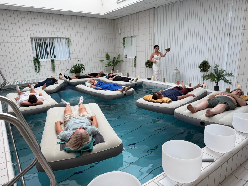 Floating, klankschalen en healing in een privébad