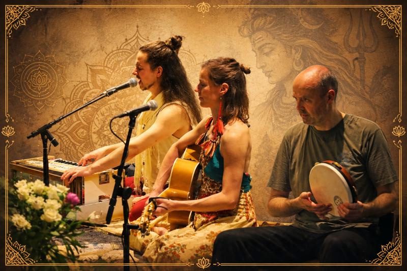 Mantra Circle - Between Stillness & Light