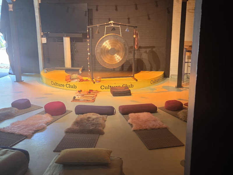 Gongsessie op het Marineterrein met special guest Monica Mullen - Klankreis, Klankreis-Soundbath, Ligconcert