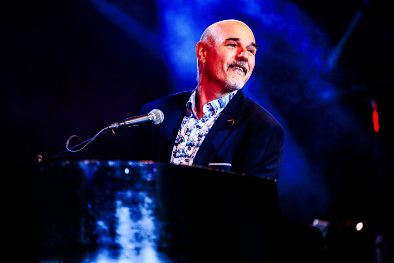 Alexander Broussard speelt Billy Joël