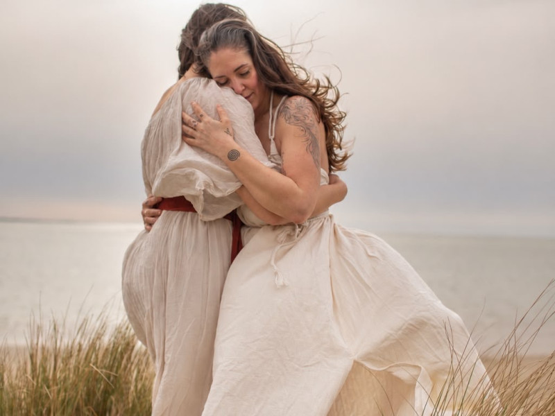 In her arms - Yoga & Opstellingen & Vrouwencirkel & Ceremonie in 1