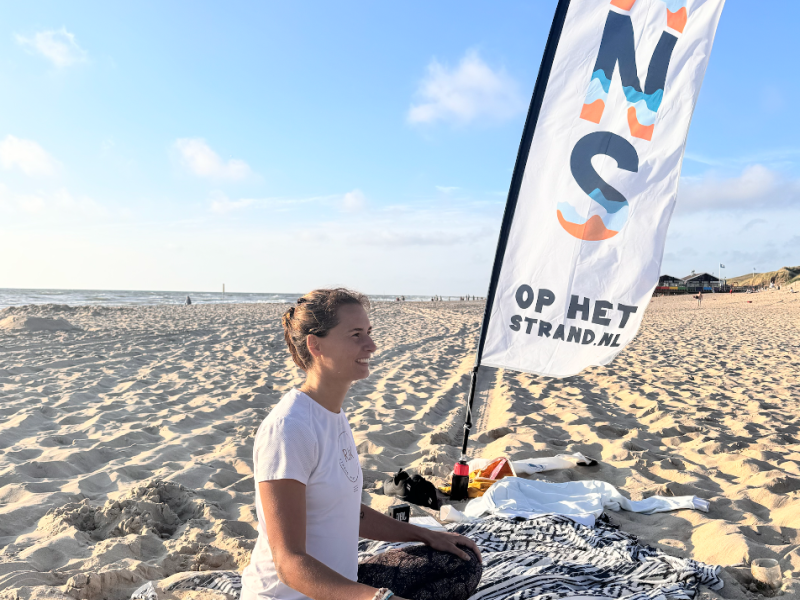 Strandyoga met Nikita