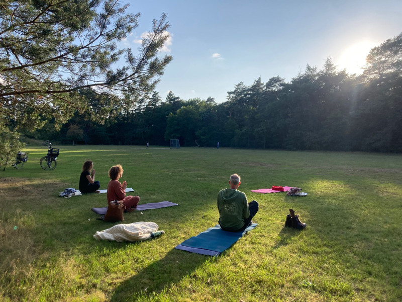 Ontspannende buiten-yoga in het bos!
