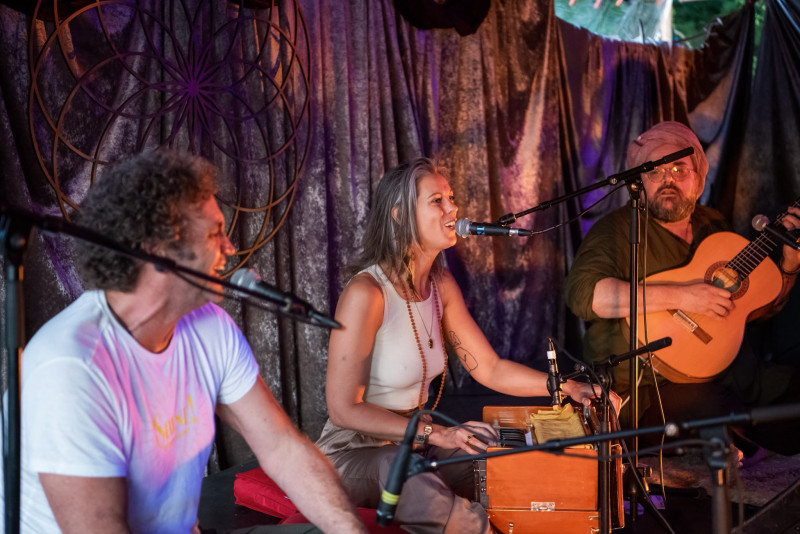 Groovy Mantra's - Sing along - concert. Marlies, Matthieu & Joshua.