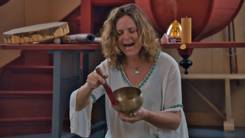 Soundbath in de Vituskerk in Tersoal, met Nienke de Heer