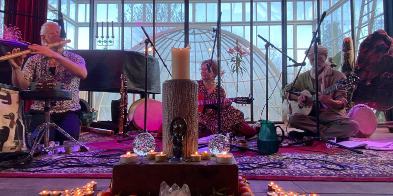 (Meezing)concert door het Kolibrie Collectief - Performance, Live Music, Singing Circle