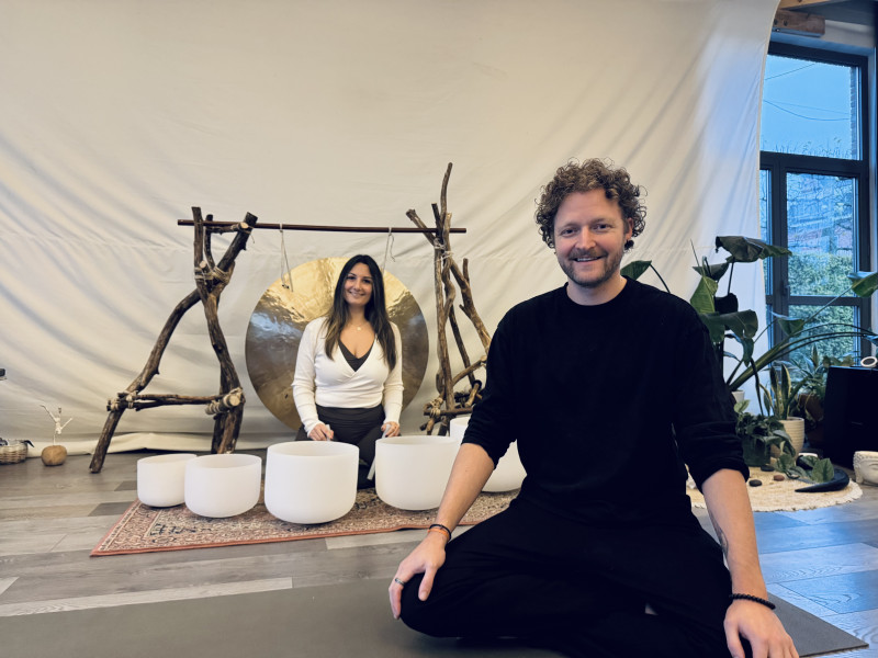 Gentle Flow & Vibrations met Kevin & Anaïs - Yoga, Sound Healing, Meditation