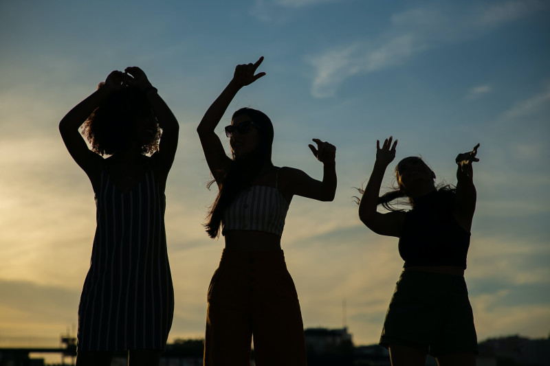 Vier het leven een avond vol ontspanning dans en creativiteit