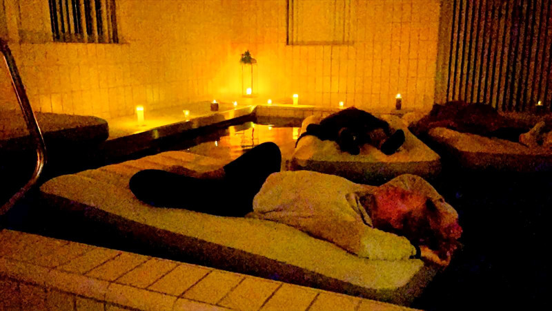Floaten op klankschalen in een privézwembad in Almere
