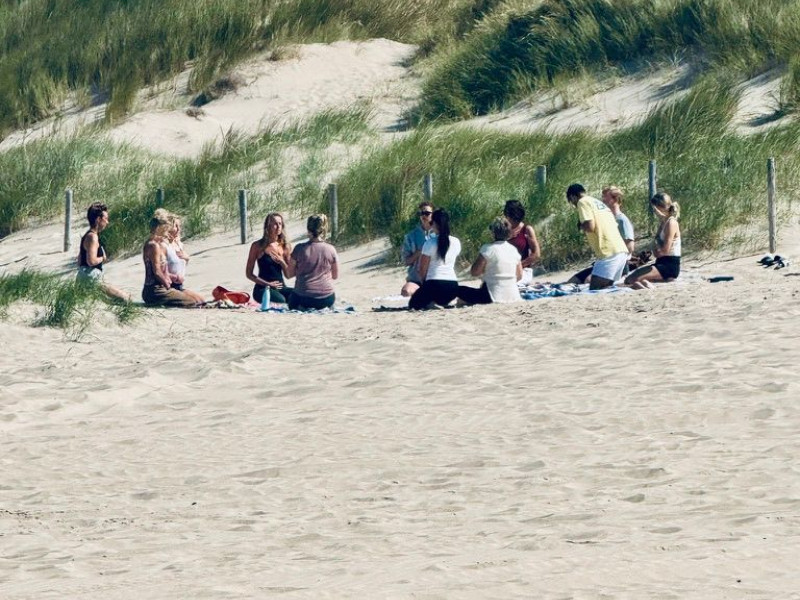 RELAX-RELEASE-RECHARGE Beach Yoga bij Zoomers aan zee