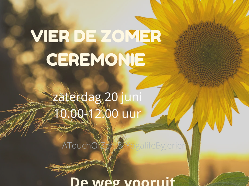 Vier de Zomer ceremonie met Blauwe Lotus op het Strand