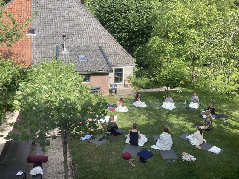 Yoga en ademwerk; integratie retraite! Semi stilte.