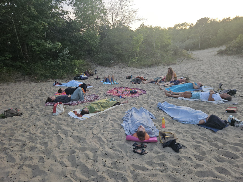 Verbonden ademcirkel in de duinen