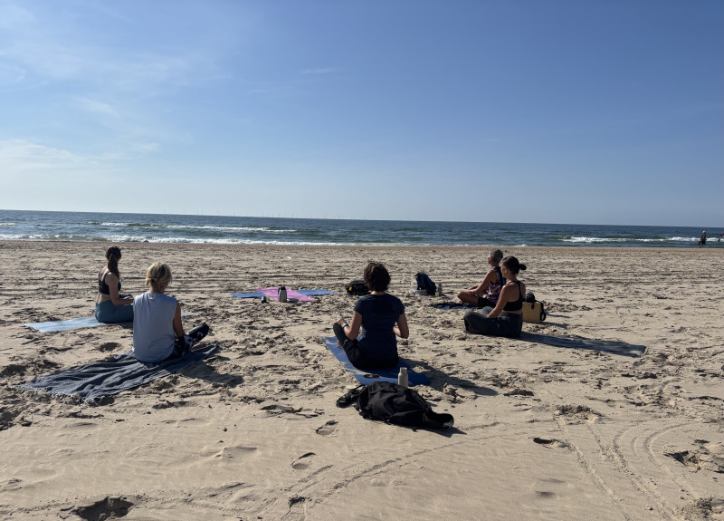 Strand flow - Vinyasa yoga aan zee