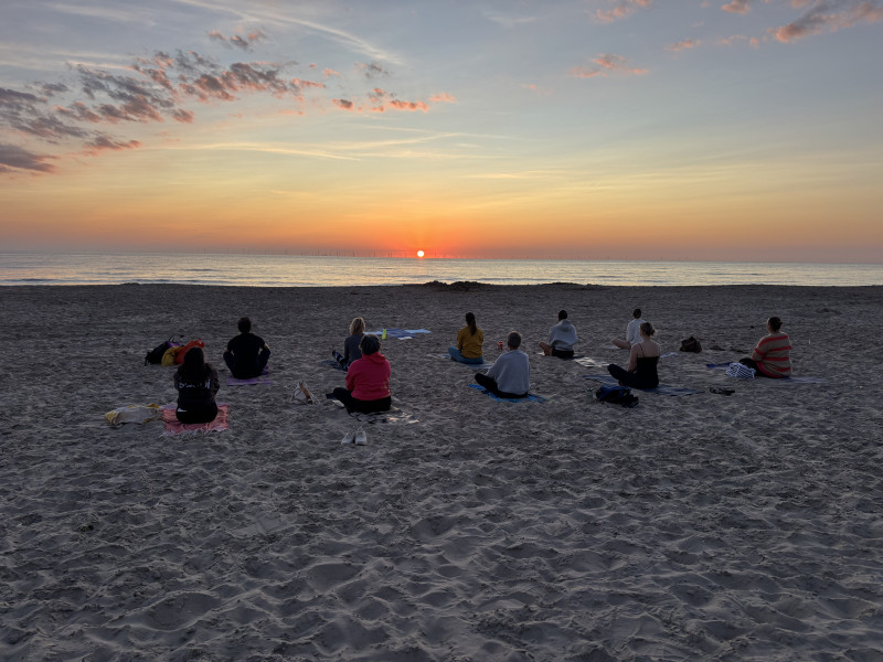 Strand flow - Yoga bij zonsondergang