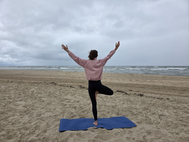 Strand flow - Vinyasa yoga aan zee