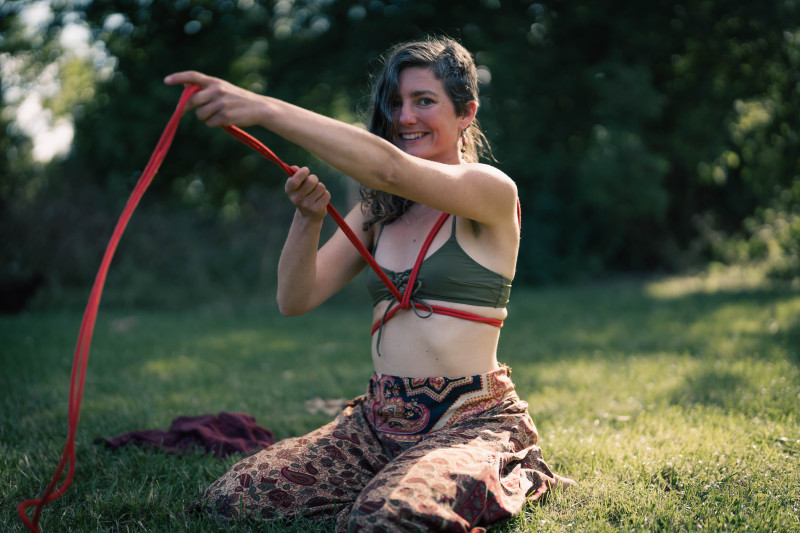 Trust & surrender met Shibari
