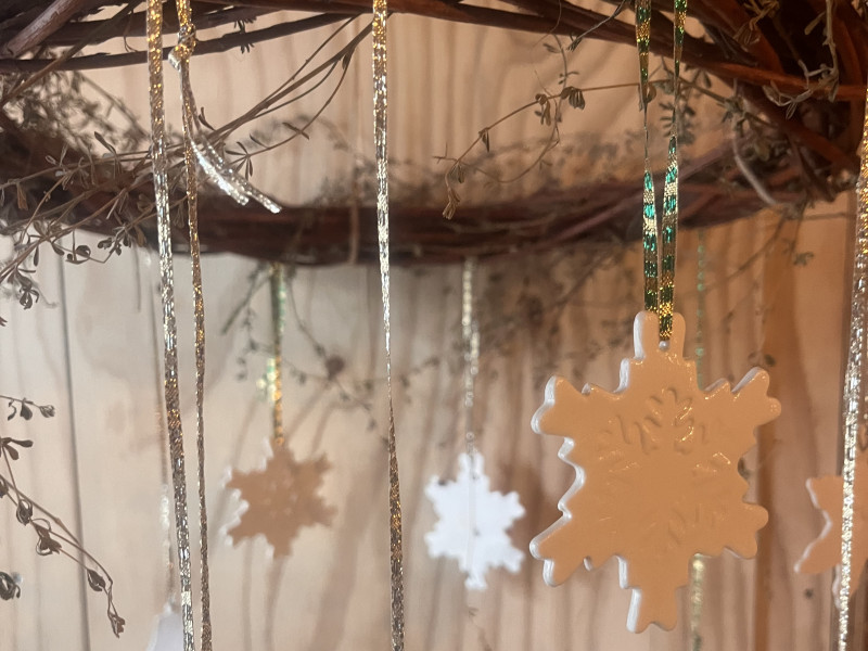 Een Winterse kerstkrans met zelfgemaakte ornamentjes van porselein