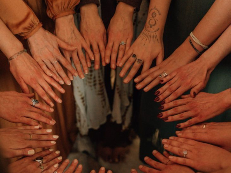 Celebrating the Feminine: Cacao & Sisterhood - Cacao ceremonie, Yoga, Vrouwencirkels