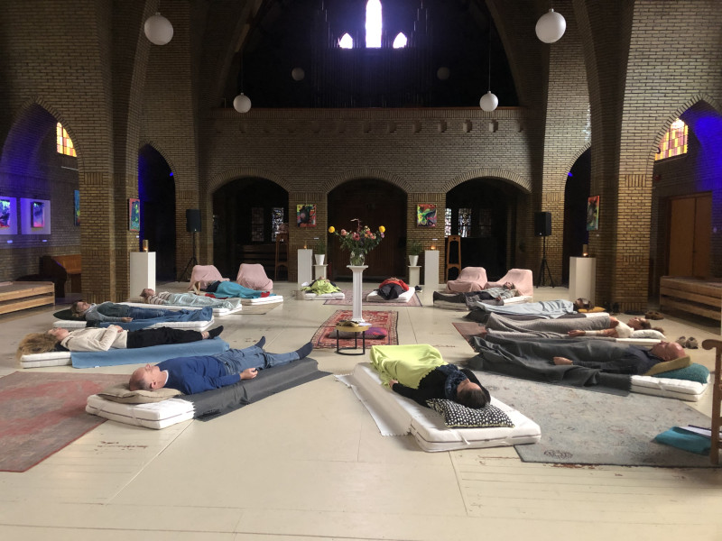 Ontspanningssessie met yoga nidra, adem en live zang en piano.