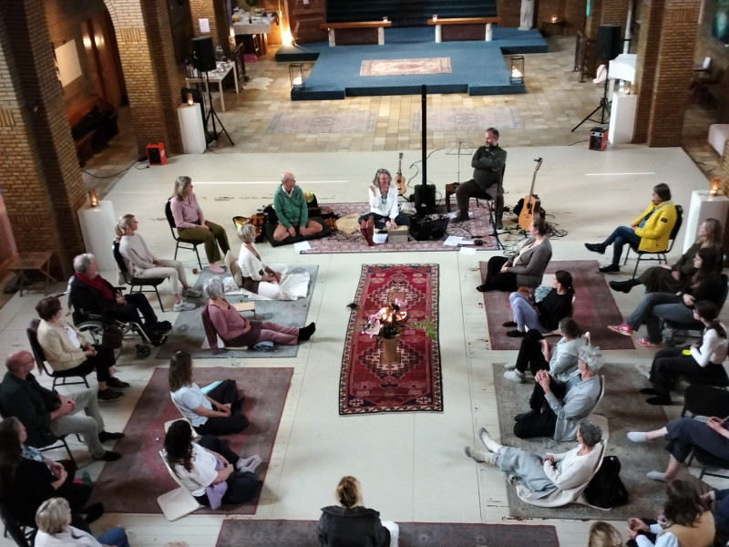 Monday Blessings "Innerlijke Glim Lach Sessie" - Círculo de canto, Expresión vocal, Canto de mantras