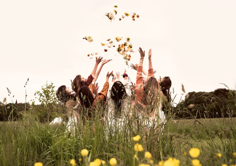 Online Womenscircle with constellations