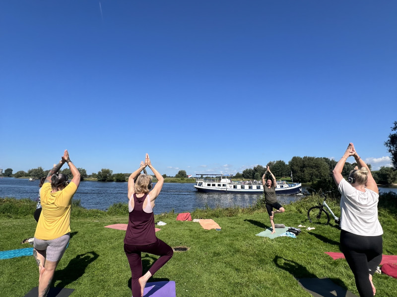 SELFCARE SUNDAY 🧘‍♀️🎧  Yoga aan de Maas- elke zondagochtend 10:00