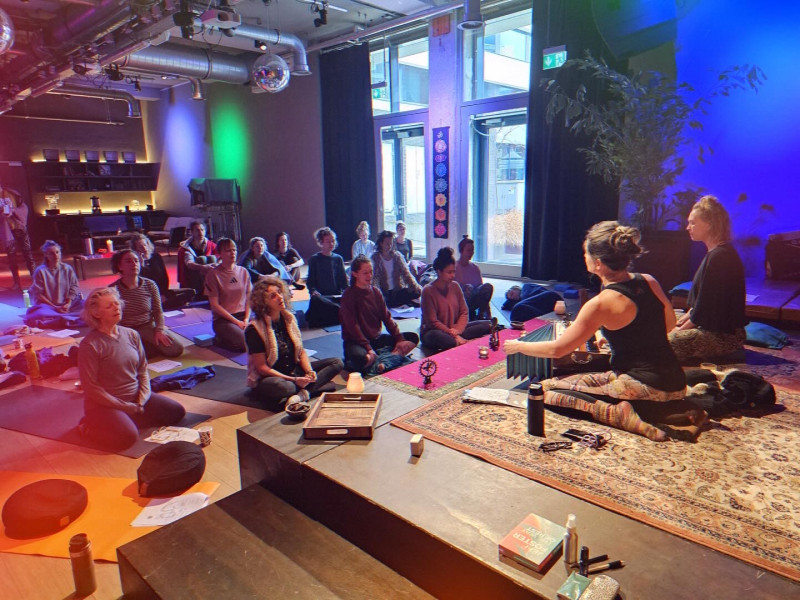 A Winter Bhakti Yoga Flow! ❄️ Sunday 11th of January - Yoga en kirtan - Yoga, Meditatie, Mantra zingen