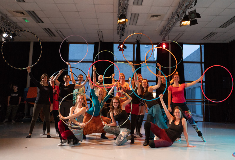 FlowMies Hoopdance Lessen indoor - Dansworkshop, Dans Performance, Intuitive Dance