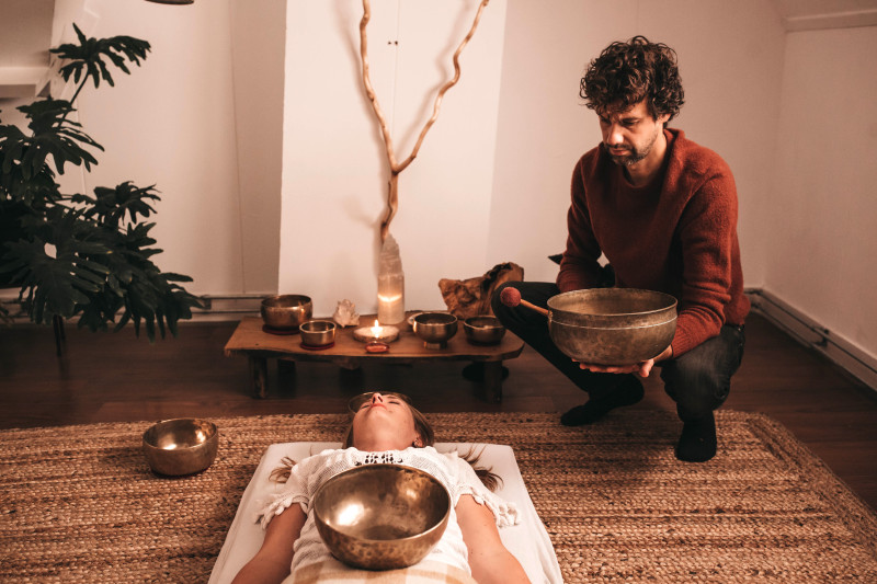 Klankreis met handpan en klankschalen - Klankbad, Klankschalen, Ligconcert