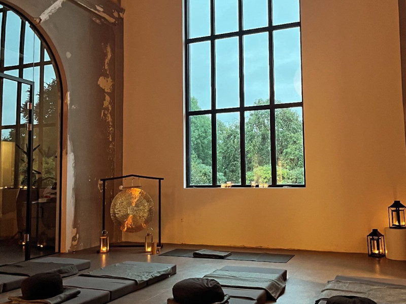 Avondje UIT - Conscience corporelle, Yoga, Guérison par le son