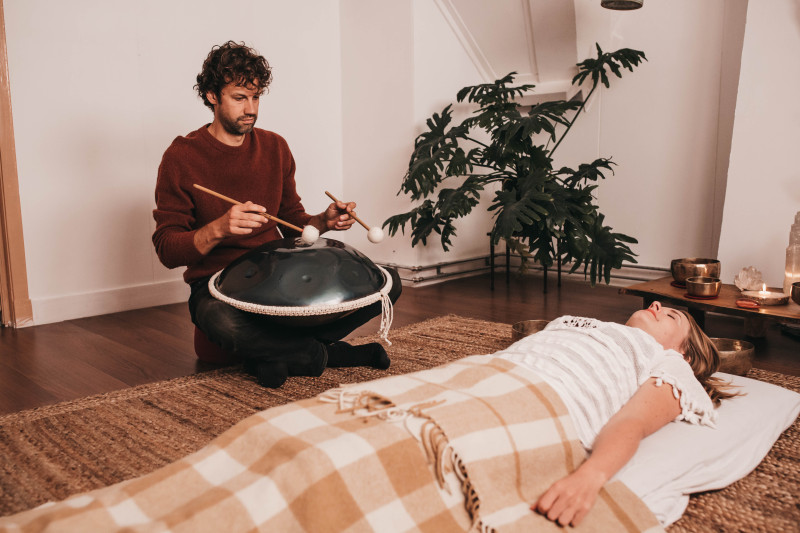 Klankreis met handpan en klankschalen