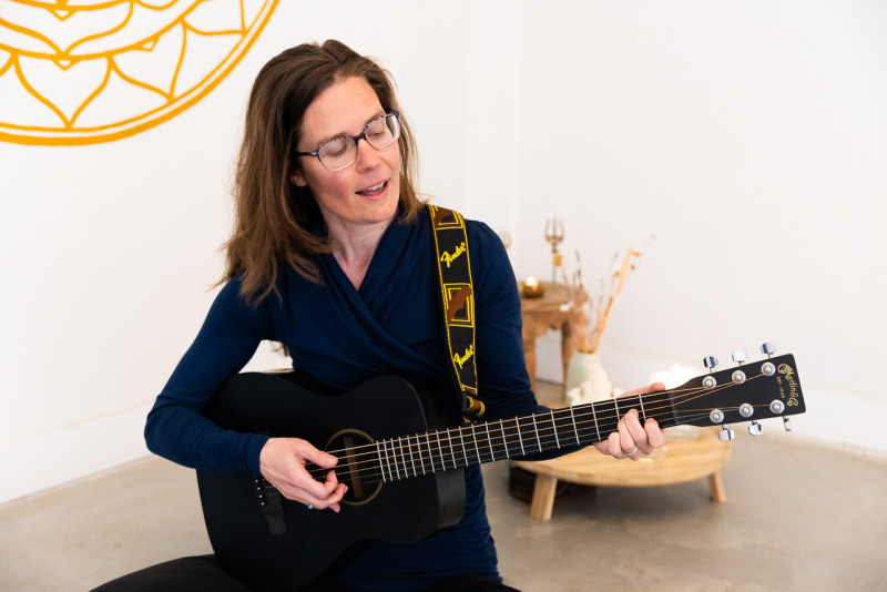 Mantra zingen met Loes Wing - Chant de mantras, Récitation de mantras en sanskrit