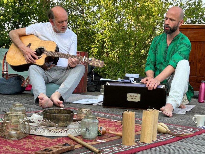 Dubbele Zangcirkel en potluck ★ Stille Vlam Community ★ 30-31 mei(ES) - Mantra Singing, Singing Circle, Live Music