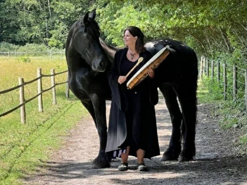 Vrouw en het zwarte paard - losse dag