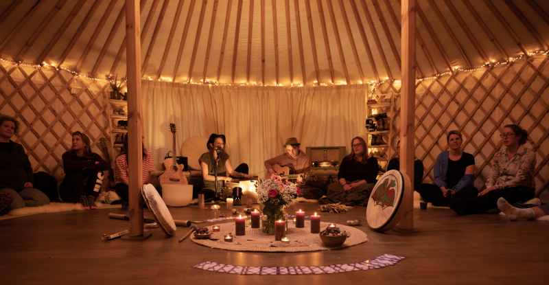 De YURT ○ MANTRA ZINGEN & CACAOCEREMONIE