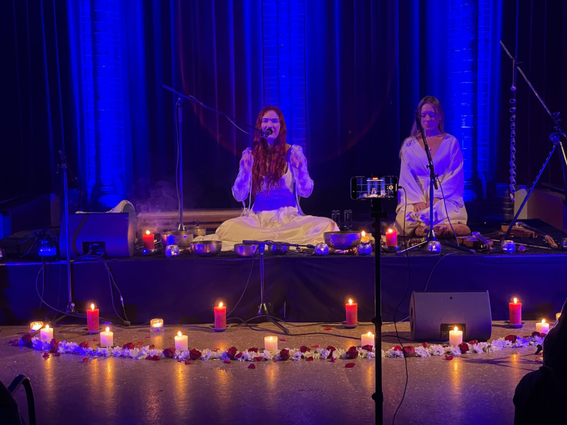 Voice channeling concert with Amrita Vibration - Live muziek, Concert, Muziektherapie