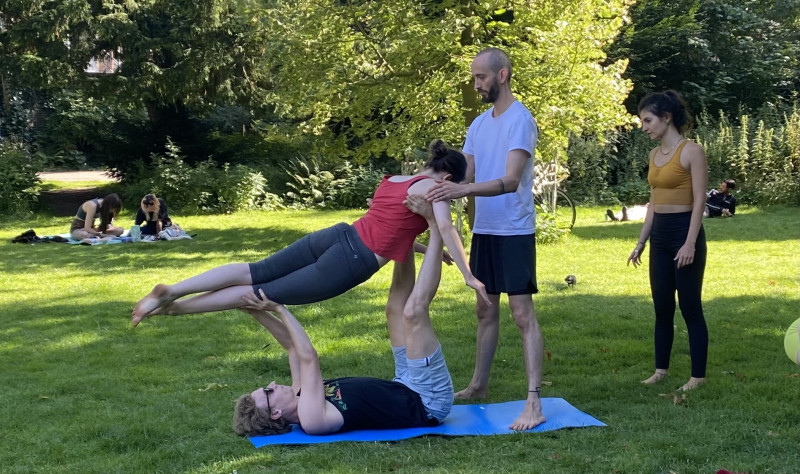Intro to acroyoga | Workshop - Acro Yoga, Connexion, Conscience corporelle